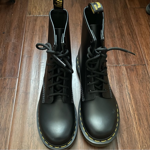 NWT Dr. Martens Women's 1460 Smooth Leather Lace Up Boots Sz 7 Black - Picture 6 of 10
